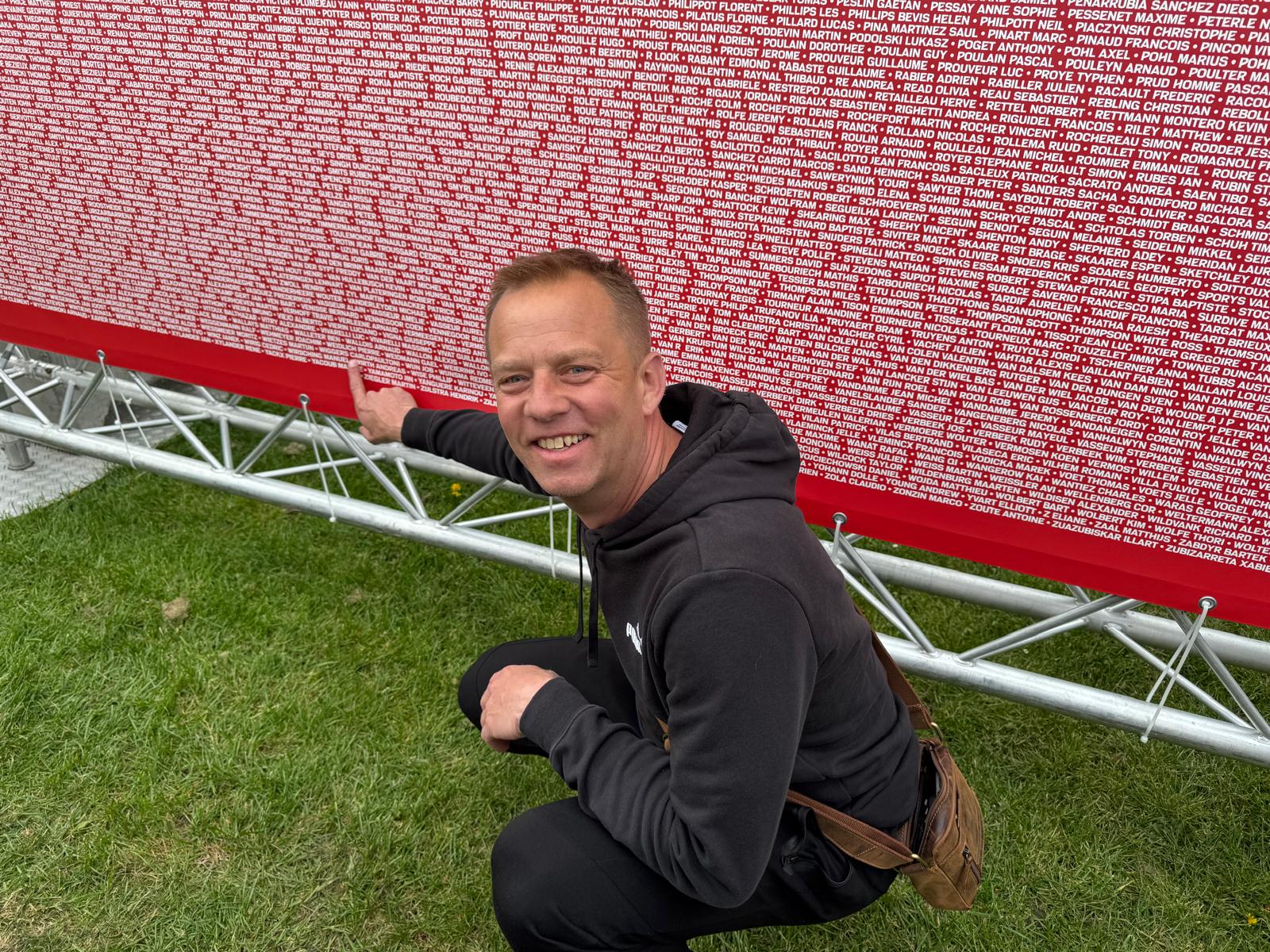 Carlo vor der Namenstafel einer Radsportveranstaltung