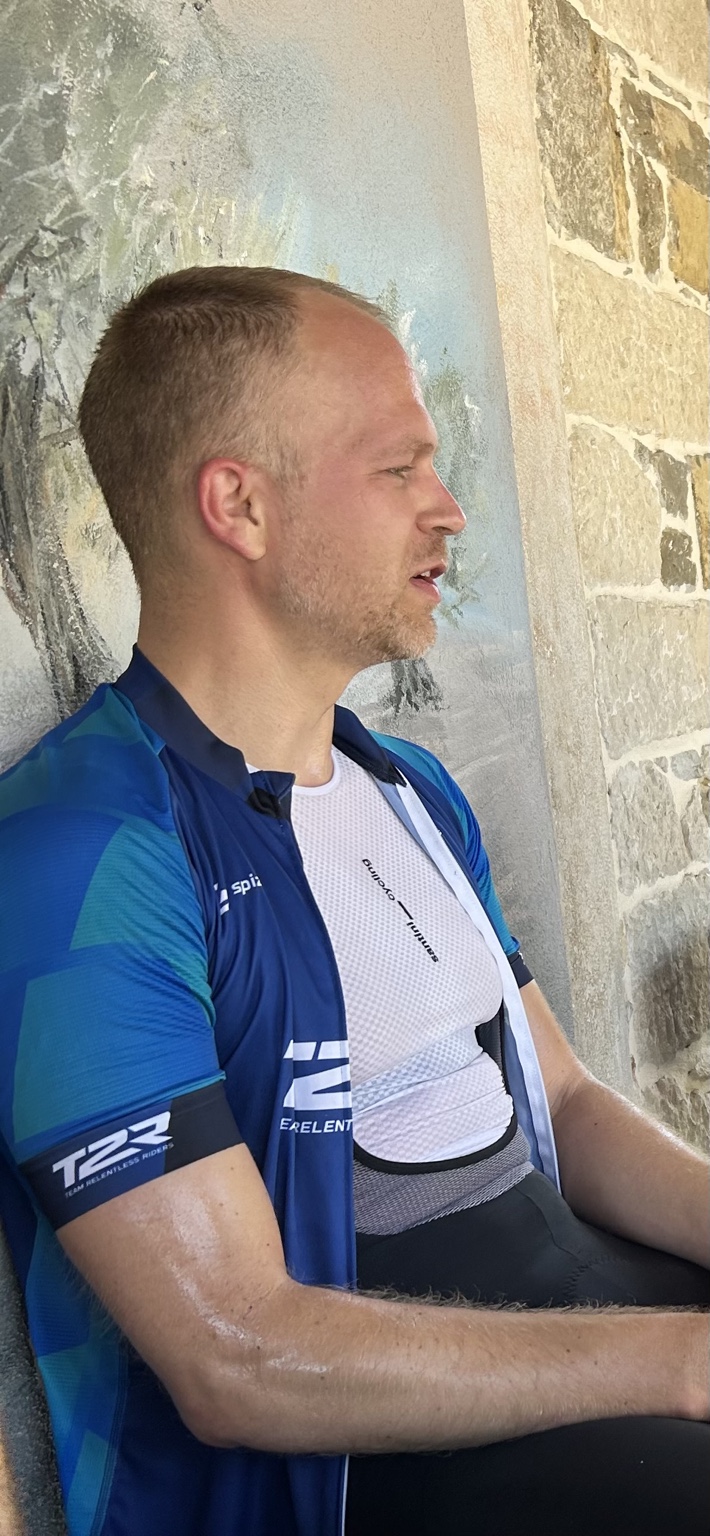 Jannik im T2R-Radtrikot während einer Pause