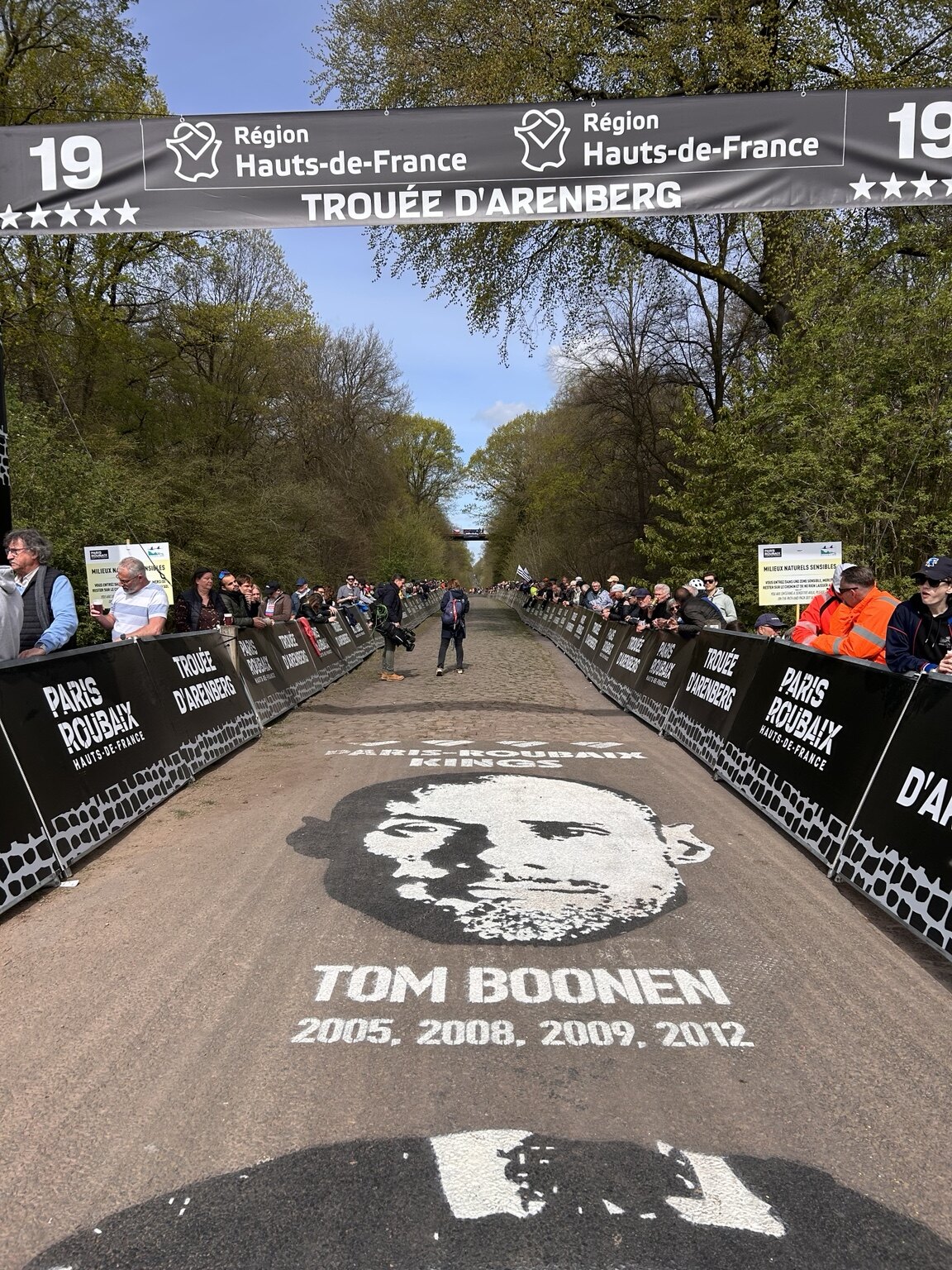 Einfahrt in die Trouée d’Arenberg mit dem Porträt von Tom Boonen auf der Strecke