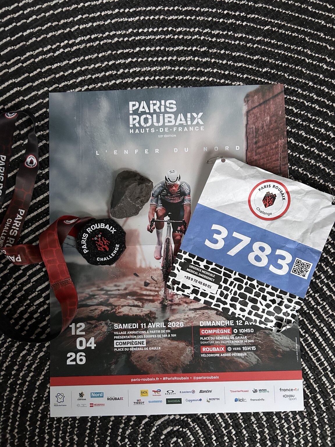 Startnummer, Medaille und Programmheft der Paris–Roubaix Challenge