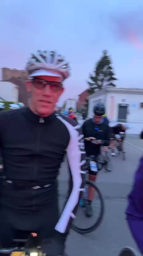 Räder und Fahrer am frühen Morgen der Paris–Roubaix Challenge