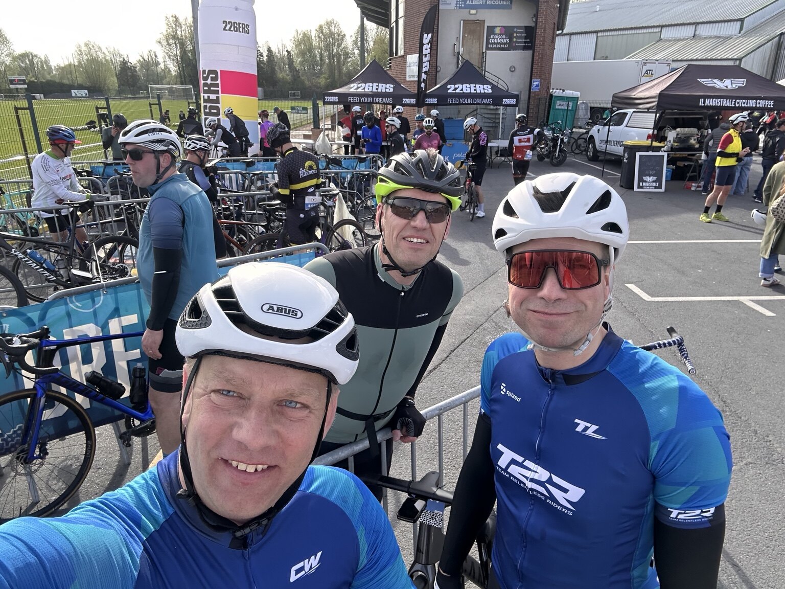 Carlo, Timo und ein weiterer Fahrer an der zweiten Verpflegungsstation