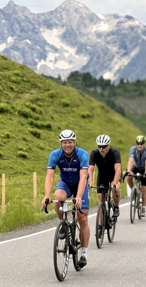 T2R-Fahrer vor der Bergkulisse