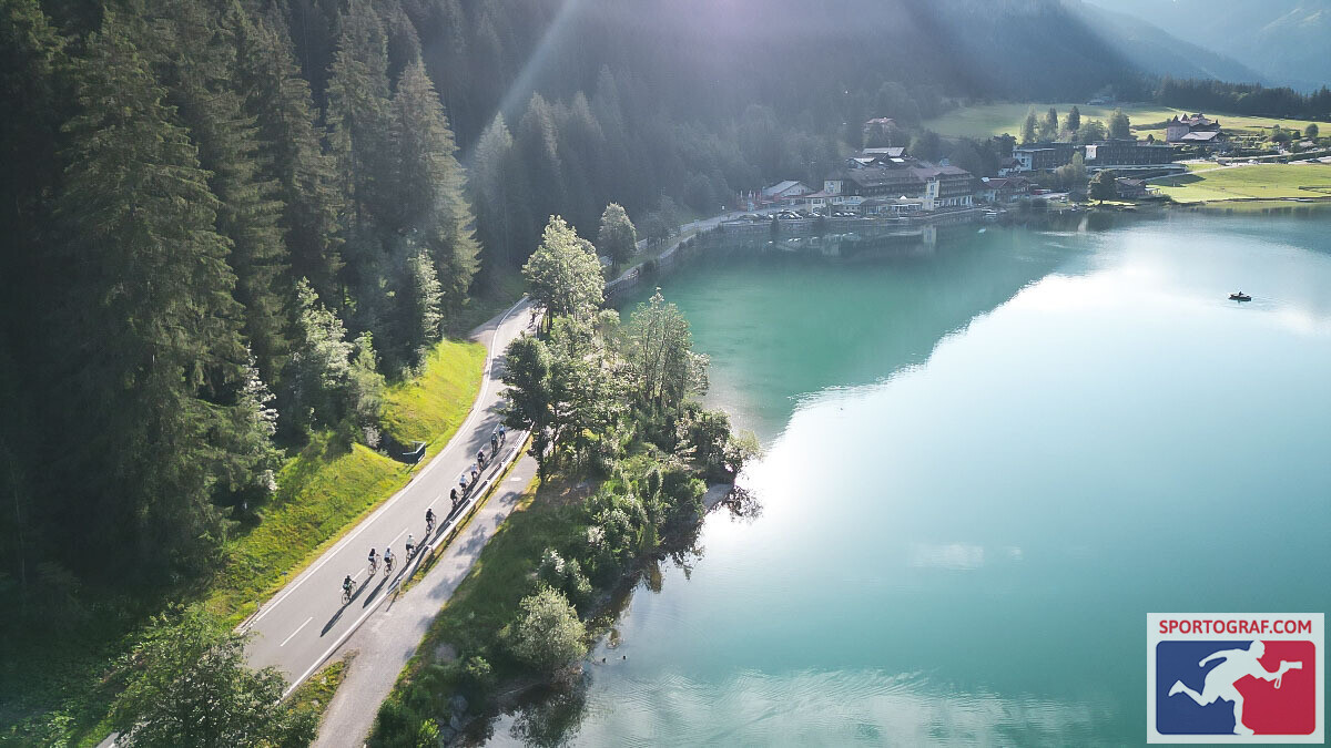 Fahrerfeld auf der Straße entlang eines Bergsees beim Tannheimer Radmarathon