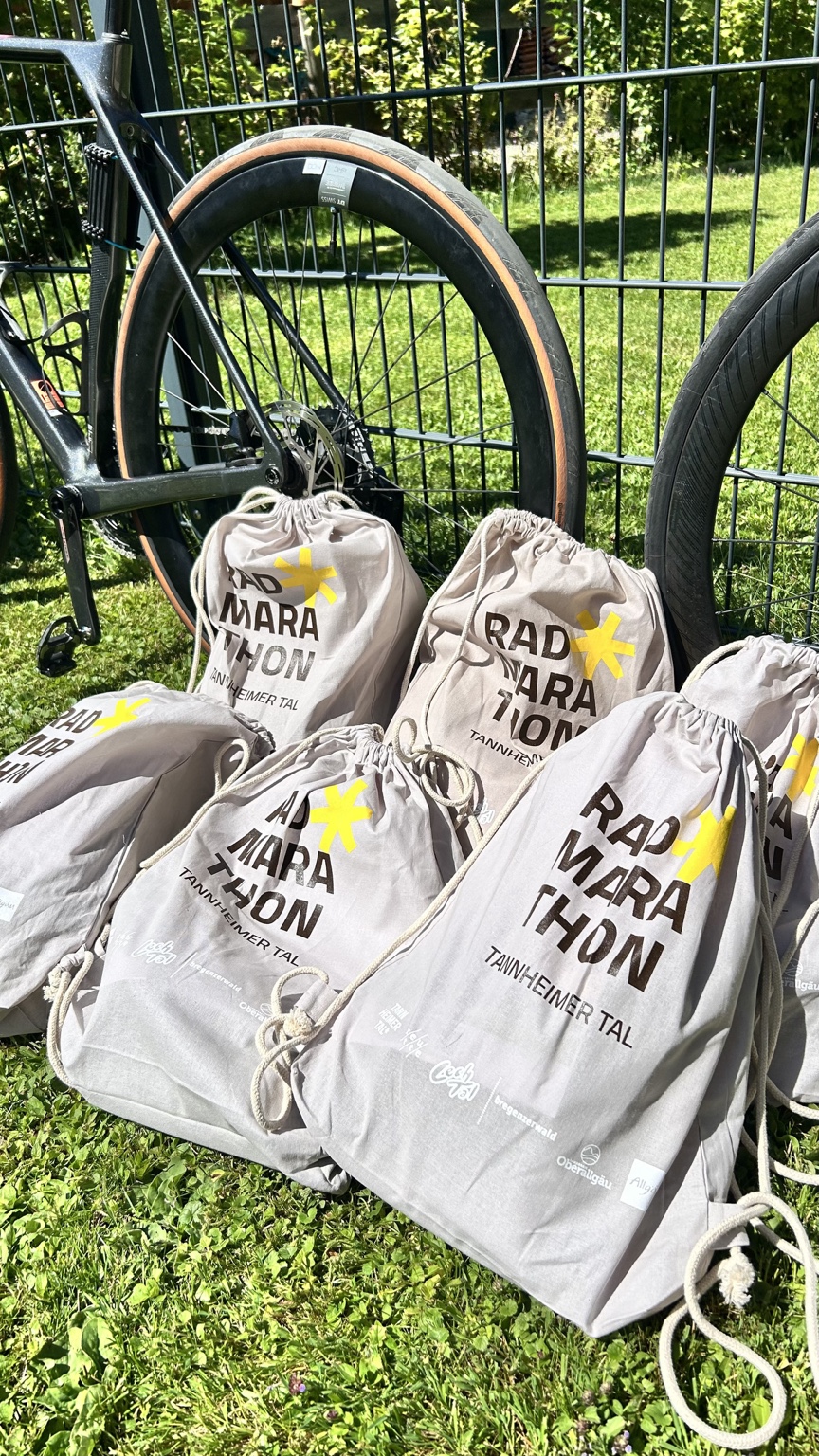 Starterbeutel des Tannheimer Radmarathons neben Rennrädern